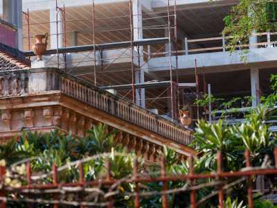 ...la cui bellezza � per� rovinata dal moderno palazzo in costruzione alle spalle